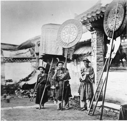 Portabandiera a un funerale manciù, Pechino, c.1872